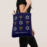 Bolso De Tela HANUKKAH FELIZ Moderna<br><div class="desc">HAPPY moderno HANUKKAH aleta bolsa con texto de PERSONALIZABLE, mostrando oro falso y ESTRELLA plateada DE DAVID y MENORAH. El texto lee HAPPY HANUKKAH con un nombre de marcador de posición, y es PERSONALIZABLE, así que puede PERSONALIZARLO agregando su nombre u otro texto. Ideal para las celebraciones de Hanukkah, y...</div>