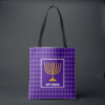 Bolso De Tela HANUKKAH Menorah Star David Personalizado Púrpura<br><div class="desc">Elegante fiesta por todo el mundo de la impresión TOTE BAG morado con la falsa Estrella plateada de David en un sutil patrón de fondo. El texto del marcador de posición es personalizable para que puedas cambiar HAPPY HANUKKAH a un saludo de tu propia elección (texto de longitud similar), tu...</div>