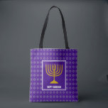 Bolso De Tela HANUKKAH Menorah Star David Personalizado Púrpura<br><div class="desc">Elegante fiesta por todo el mundo de la impresión TOTE BAG morado con la falsa Estrella plateada de David en un sutil patrón de fondo. El texto del marcador de posición es personalizable para que puedas cambiar HAPPY HANUKKAH a un saludo de tu propia elección (texto de longitud similar), tu...</div>
