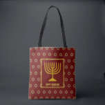 Bolso De Tela HANUKKAH Menorah Star David Personalizado RED<br><div class="desc">Elegante fiesta por todas partes de la impresión TOTE BAG con faux gold Star of David en sutil patrón de fondo. El texto del marcador de posición es personalizable para que puedas cambiar HAPPY HANUKKAH a un saludo de tu propia elección (texto de longitud similar), tu nombre o texto en...</div>