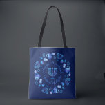 Bolso De Tela Hanukkiah Feliz feriado judío en Hanukkah Menorah<br><div class="desc">Símbolo de Hanukkiah. Feliz Fiesta de Hanukkah Día de fiesta judía Menorah Azul. Decoración de Chanukkah de la festividad judía con el símbolo decorativo tradicional de Chanuka - color azul marino hanukkiah menorah, candelabro con velas, estrella de David y ilustracion de luces brillantes de neón azul. Decoración del evento del...</div>