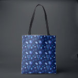 Bolso De Tela Hanukkiah Feliz feriado judío en Hanukkah Menorah<br><div class="desc">Símbolo de Hanukkiah. Feliz Fiesta Hanukkah Día feriado judío Patrón Menorah Azul. Decoración de Chanukkah de la festividad judía con el símbolo decorativo tradicional de Chanuka - color azul marino hanukkiah menorah, candelabro con velas, estrella de David y ilustracion de luces brillantes de neón azul. Decoración del evento del Festival...</div>