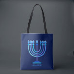 Bolso De Tela Hanukkiah Feliz feriado judío en Hanukkah Menorah<br><div class="desc">Símbolo de Hanukkiah. Feliz Fiesta de Hanukkah Día de fiesta judía Menorah Azul. Decoración de Chanukkah de la festividad judía con el símbolo decorativo tradicional de Chanuka - color azul marino hanukkiah menorah, candelabro con velas, estrella de David y ilustracion de luces brillantes de neón azul. Decoración del evento del...</div>
