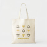 BOLSO DE TELA HAPPY HANUKKAH<br><div class="desc">HAPPY moderno HANUKKAH aleta bolsa con texto de PERSONALIZABLE, mostrando oro falso y ESTRELLA plateada DE DAVID y MENORAH. El texto lee HAPPY HANUKKAH con un nombre de marcador de posición, y es PERSONALIZABLE, así que puede PERSONALIZARLO agregando su nombre u otro texto. Ideal para las celebraciones de Hanukkah, y...</div>