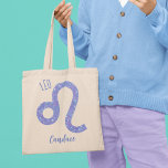 Bolso De Tela Hermoso Rótulo Astrología Leo Purple Personalizado<br><div class="desc">Este bolso de Leo tote,  morado y lavanda personalizado,  presenta tu signo astrológico del Zodiac en un brillo hermoso como las constelaciones. Personalizar este lindo regalo con tu nombre en bello guión cursivo para alguien con un cumpleaños de finales de julio o principios de agosto.</div>