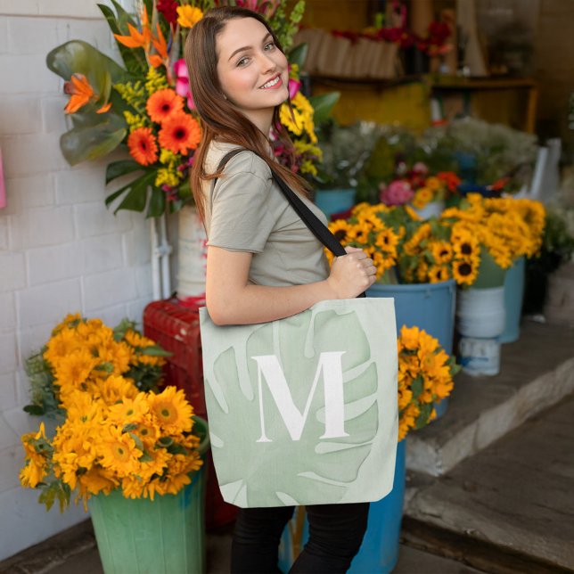 Bolso De Tela Hojas tropicales de palma verde monograma (Botanical green tropical palm leaf custom monogram tote bag.)