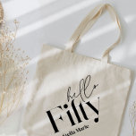Bolso De Tela Hola cincuenta modernos minimalista elegante cumpl<br><div class="desc">Hola cincuenta modernas tipografías minimalistas decoración sencilla de fiesta de 50 años en blanco y negro favorece la etiqueta de botellas de vino. Parte de una colección contemporánea.</div>
