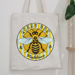 Bolso De Tela Honeybee Bumblebee Queen Bee Bonito | Personalizad<br><div class="desc">Esta bolsa de tocador súper dulce tiene una imagen original, dibujada a mano, de una abeja amarilla y negra en un fondo rayado. Tiene alas blanco-azules chismosas que se extienden como si estuviera lista para volar. Este diseño inspirado en la naturaleza es perfecto para cualquier abeja reina. También sería un...</div>