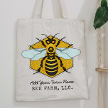 Bolso De Tela Honeybee Honeycomb Bee Farm Apiary Personalizada<br><div class="desc">Esta bolsa de tocador de abeja tiene una abeja grande sobre un fondo de abeja brillante y claro. La abeja amarilla y negra tiene alas blanco-azules que se extienden como si estuviera lista para volar. El fondo es una colmena dorada de bonito. Utilice la plantilla para agregar cualquier texto que...</div>