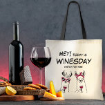 Bolso De Tela Hoy es la cita divertida del miércoles<br><div class="desc">¡Celebra el "miércoles" con un toque de humor y encanto vintage! Este divertido ilustracion de cita enológica es el regalo perfecto para los amantes del vino, con la opción de añadir un texto personalizado para esa dosis extra de encanto y personalización, lo que lo convierte en una elección ideal para...</div>