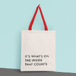 Bolso De Tela Humor gracioso Minimalista tipografía moderna<br><div class="desc">La bolsa de tetas "Es lo que hay en el interior lo que cuenta" presenta un diseño minimalista y moderno que incorpora una divertida cita tipográfica. La cita está impresa en negrita, contrastando las letras en la parte delantera de la bolsa y las líneas simples y limpias de las letras...</div>