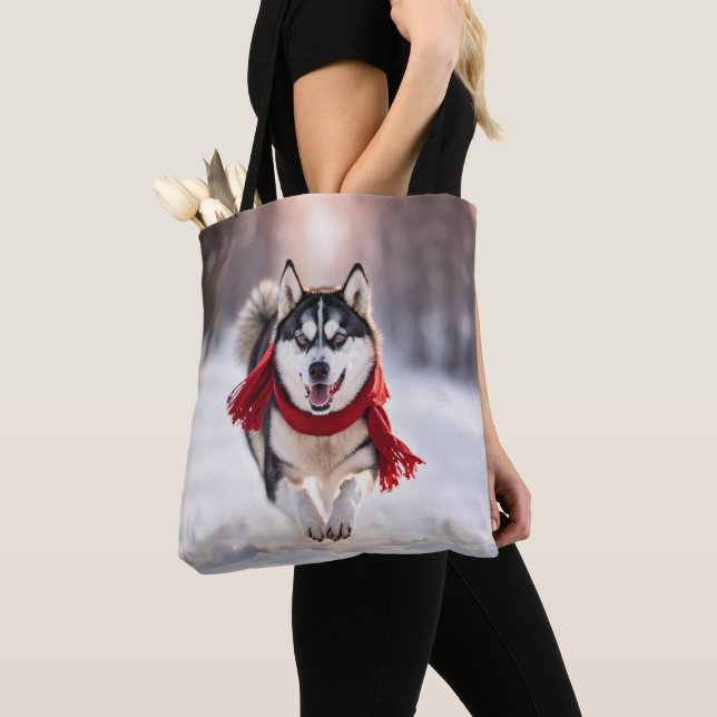 Bolso De Tela Husky corriendo con una bufanda roja (Detalle)