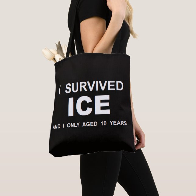 Bolso De Tela I Survived ICE  (Detalle)