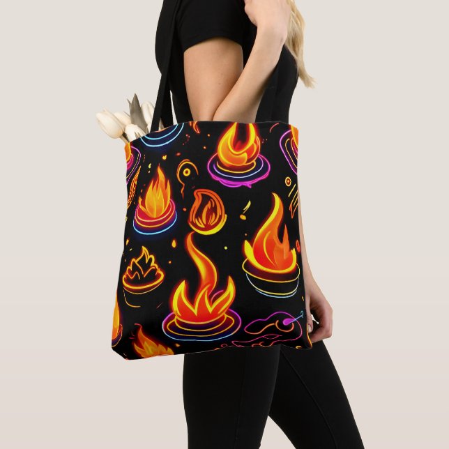 Bolso De Tela Iconos de llama brillante en tela oscura (Detalle)