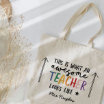 Bolso De Tela Impresionante profesor moderno tipografía regalo d<br><div class="desc">Así es como se ve un maestro increíble. Impresionante regalo de tipografía moderna para profesores. Con letras a mano moderno guión divertido,  y espacio para su nombre y el nombre de su hijo. El fin de año perfecto,  Navidades o regalo de vacaciones para tu profesor favorito.</div>