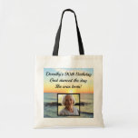 BOLSO DE TELA INSPIRING 90TH BIRTHDAY PERSONALIZED FOTO SUNRISE<br><div class="desc">Este dulce y precioso niño de 90 años se regocijará en esta impresionante e inspiradora bolsa personalizada de fotos de cumpleaños número 90. Este feliz 90 años de edad celebrará cumplir 90 años con esta encantadora bolsa de tocador cristiana de 90 años de www.zazzle.com/jlpbirthday. Enciende a tu fiel niño de...</div>