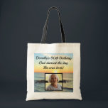 BOLSO DE TELA INSPIRING 90TH BIRTHDAY PERSONALIZED FOTO SUNRISE<br><div class="desc">Este dulce y precioso niño de 90 años se regocijará en esta impresionante e inspiradora bolsa personalizada de fotos de cumpleaños número 90. Este feliz 90 años de edad celebrará cumplir 90 años con esta encantadora bolsa de tocador cristiana de 90 años de www.zazzle.com/jlpbirthday. Enciende a tu fiel niño de...</div>