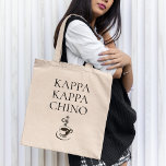 Bolso De Tela Kappa Kappa Chino Funny Coffee Lover<br><div class="desc">¡¿Quién ama el café?! Este divertido diseño fue creado especialmente para los amantes del café, los baristas, los restaurantes y más. Utiliza un giro en un nombre de fraternidad con el texto KAPPA KAPPA CHINO y una taza caliente de capuchino bajo el texto. Este artículo es un regalo maravilloso para...</div>