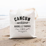 Bolso De Tela Kit de supervivencia de Cancún | Bienvenida Boda<br><div class="desc">Saluda a tus huéspedes con algunos de los elementos esenciales para la supervivencia de los bodas (agua, tentempiés, analgésicos, vendas, kit de costura, etc.) en estas preciosas bolsas de bienvenida boda de Cancún. El diseño incluye "Cancun Survival Kit" en un texto de estilo apothecario vintage negro. Personalice con sus nombres...</div>