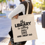 Bolso De Tela La Biblioteca Está Llamando Y Tengo Que Leer Libro<br><div class="desc">Lombriz graciosa que dice en la bolsa: "La biblioteca está llamando y debo irme". Hace un gran regalo para los amantes de la lectura y del libro.</div>