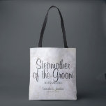 Bolso De Tela La Boda de los White Peonies, la madre del novio<br><div class="desc">Esta hermosa bolsa de tocador es perfecta para agradecer a la madrastra del Groom. Presenta letras de escritura modernas sobre el fondo de reflejar flores y corazones de peonía blanca. El texto es completamente personalizable y dice: madrastra del Groom, con un lugar para su nombre, los nombres de la pareja...</div>