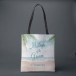 Bolso De Tela La brisa de la isla pintó a la madre del Groom<br><div class="desc">La brisa de la isla pintó la escena de la playa, con olas oceánicas, arena y palmeras, con un hermoso cielo azul verde azulado. Con Fuentes Modernas De Escritura De Tipografía. Playa tropical de verano, o diseño de bodas de destino - ¡Madre personalizada de las bolsas de té de la...</div>