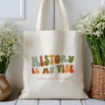 Bolso De Tela La historia retro groovy es mi opinión, historiado<br><div class="desc">La bolsa de té "History Is My Vibe" de estilo retro,  para historiadores y aficionados a la historia.</div>