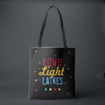 Bolso De Tela La luz del amor lata divertida Hanukkah brillante<br><div class="desc">Práctico y divertido - la combinación perfecta, Este Tote de Citas divertidas de la Luz del Amor Latkes Negro de Hanukkah fijará un tono festivo de Chanukah dondequiera que vaya esta temporada de vacaciones! Asegúrate de hacer sonreír a amigos y familiares. El dicho colorido y humorístico destaca en realidad en...</div>