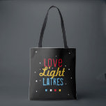 Bolso De Tela La luz del amor lata divertida Hanukkah brillante<br><div class="desc">Práctico y divertido - la combinación perfecta, Este Tote de Citas divertidas de la Luz del Amor Latkes Negro de Hanukkah fijará un tono festivo de Chanukah dondequiera que vaya esta temporada de vacaciones! Asegúrate de hacer sonreír a amigos y familiares. El dicho colorido y humorístico destaca en realidad en...</div>