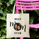 Bolso De Tela La mejor foto del Día de la Madre de mamá en la bo<br><div class="desc">Esta bolsa de fotos de la mejor mamá de todos los tiempos está decorada con la palabra mamá en tipografía elegante. Personalizable fácil con tu foto. Hace un regalo perfecto para el Día de la Madre.</div>