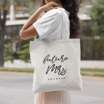 Bolso De Tela La novia será la futura señora.<br><div class="desc">Obtén regalos geniales y personalizados de novia para la futura señora mientras espera el gran día.</div>