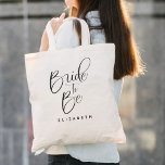 Bolso De Tela La novia será una simple caligrafía Boda<br><div class="desc">La caligrafía tote Bag de la Boda Bride to Be Simple incluye diversión y caligrafía de bonito,  junto con el nuevo apellido de la novia.</div>