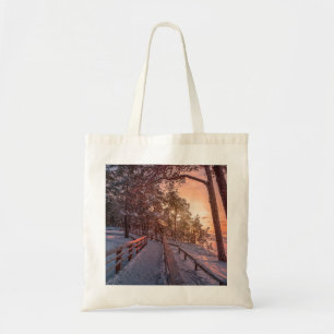 Bolso De Tela La puesta de sol del invierno en un bosque de pino
