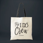 Bolso De Tela La tripulación que hago | Nombre personalizado de<br><div class="desc">Haz que la gente maravillosa en tu fiesta de bodas se sienta especial y apreciada con estas bolsas de personalizado. El diseño presenta las palabras "El equipo que hago" en un estilo de escritura elegante y moderno. La palabra 'do' incluye un brillante anillo de diamantes en lugar de la letra...</div>