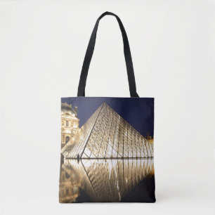 Bolso De Tela La vista nocturna de la Pirámide de vidrio del Mus