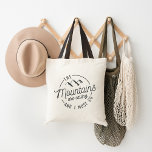 Bolso De Tela Las montañas llaman<br><div class="desc">Sumérjase en su espíritu aventurero con nuestra bolsa de tote inspiradora de la pasión,  con la cita "las montañas llaman y debo irme" en una escarpada tipografía al aire libre con un ilustracion de cordillera.</div>