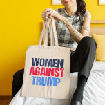 Bolso De Tela Las mujeres contra las elecciones de Trump 2024<br><div class="desc">Mujeres contra Trump sacan la bolsa para una mujer estadounidense que vota contra Donald Trump en las elecciones presidenciales de 2024. Texto rojo y azul para una fuerte feminista.</div>