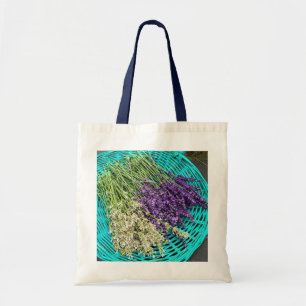 Bolso De Tela Lavanda en una canasta