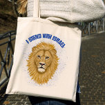 Bolso De Tela León moderno y elegante de Judá. Estoy de pie con<br><div class="desc">¡Esta elegante bolsa de tocador muestra tu apoyo a Israel! Un cuadro gráfico del León de Judá es el punto central, junto con la tipografía moderna que dice "Yo estoy con Israel" en azul. Un fondo azul texturado le da un aspecto granulado. *Obra de arte creada exclusivamente por Tracey Khalei...</div>