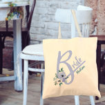Bolso De Tela Letra floral azul turbio novia personalizada<br><div class="desc">Bolsa de tetas personalizada para la Novia con una B mayúscula, decorada con flores acuáticas. El diseño tiene un tema polvoriento de color azul y la plantilla de nombre está configurada para que pueda personalizar con su nombre. Perfecto para fines de semana de soltera, ensayos bodas y un gran día....</div>
