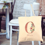 Bolso De Tela Letra floral inicial o acuarela Bouquet rosa<br><div class="desc">Bolsa de tetas personalizada con su monograma - nombre e inicial. La letra floral O está diseñada en purpurina rosa rosa y decorada con un ramo de marfil y rosa de flores acuáticas y vegetación. La plantilla está configurada para que agregue su nombre en un guión con letras de color...</div>