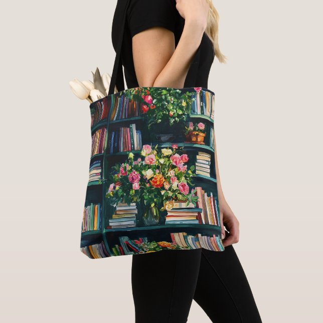 Bolso De Tela Libros y Flores en Estantería de Libros (Detalle)
