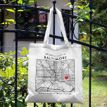 Bolso De Tela Localizador de amor de Baltimore | Bienvenida al B<br><div class="desc">Una bolsa de té divertida para un boda o cualquier otra ocasión que tenga lugar en la hermosa ciudad de Baltimore, Maryland. Este tote cuenta con un mapa de la parte superior del centro de la ciudad dentro de un marco de caja de borde negro. En la parte superior encontrarás...</div>