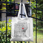 Bolso De Tela Localizador de amor de Milwaukee | Bienvenida al B<br><div class="desc">Una bolsa de té divertida para un boda o cualquier otra ocasión que tenga lugar en la hermosa ciudad de Milwaukee, Minnesota. Este tote cuenta con un mapa de la parte superior del centro de la ciudad dentro de un marco de caja de borde negro. En la parte superior encontrarás...</div>
