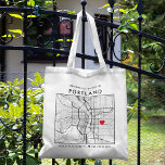Bolso De Tela Localizador de amor de Portland | Bienvenida al Bo<br><div class="desc">Una bolsa de té divertida para un boda o cualquier otra ocasión que tenga lugar en la hermosa ciudad de Portland, Oregón. Este tote cuenta con un mapa de la parte superior del centro de la ciudad dentro de un marco de caja de borde negro. En la parte superior encontrarás...</div>