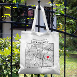 Bolso De Tela Localizador de amor de Sacramento | Bienvenida al<br><div class="desc">Una bolsa de té divertida para un boda o cualquier otra ocasión que tenga lugar en la hermosa ciudad de Sacramento, California. Este tote cuenta con un mapa de la parte superior del centro de la ciudad dentro de un marco de caja de borde negro. En la parte superior encontrarás...</div>