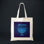 Bolso De Tela Logo del Festival Menorah de Hanukkah<br><div class="desc">Feliz Festival Hanukkah Menorah Logo decorativo adorno azul,  Estrella de David,  Tote Bag Design. Hanukkah Festividad judía Diseño de moda,  luces de neón azules ilustracion festivo judío para accesorios,  bolsas y carteras ,  Totes y bolsas de compras,  bolsas de té,  Rótulo Hanukkah. Israel Jerusalén 2023 celebra 75 años</div>