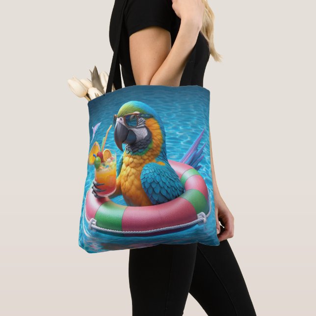 Bolso De Tela Loro en una piscina (Detalle)