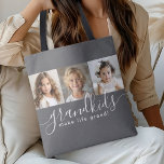 Bolso De Tela Los nietos hacen de la vida un gran Collage de fot<br><div class="desc">Este elegante diseño personalizado de bolsos de té es un regalo para los abuelos, y cuenta con una plantilla de 3 fotos para personalizar con fotos de los nietos. Una combinación de escritura manuscrita moderna combinada con una moderna letra sans serif con la frase "¡los nietos hacen la vida grandiosa!"...</div>