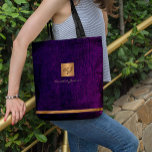 Bolso De Tela Lujo elegante oro moderno violeta monogramado<br><div class="desc">Elegante y exclusiva oficina o bolsa de tote monogramada personal con un falso purpurina metálico de cobre con las iniciales de su nombre en monograma y una franja brillante sobre un elegante fondo de piel color púrpura. Adecuado para pequeñas empresas, profesionales empresariales o independientes, especialistas en marcas personales o estilistas,...</div>